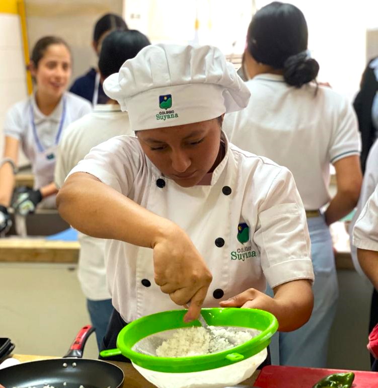 Estudiante del Colegio Suyana en una actividad de formación gastronómica