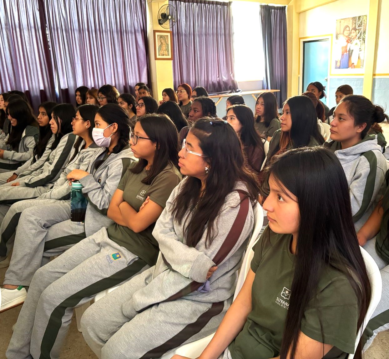 Mujeres y jóvenes participando en una jornada de formación